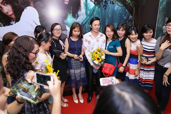 Hoai Linh duoc fan vay kin tren tham do ra mat phim-Hinh-3